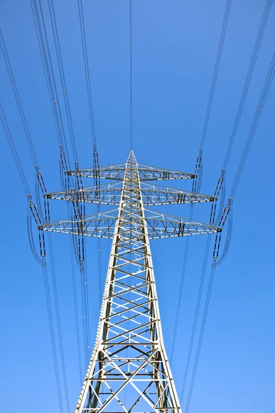 Elektřina věž s modrou oblohou — Stock fotografie