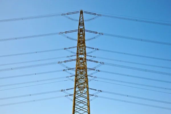 푸른 하늘 가진 전기 타워 — 스톡 사진