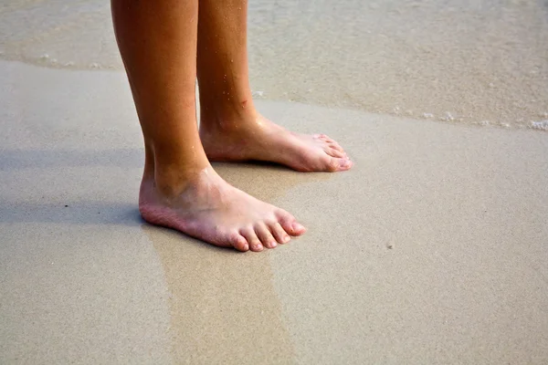 Füße am schönen Sandstrand — Stockfoto