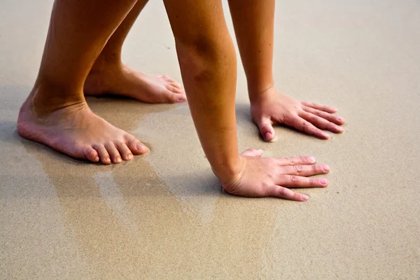 Feet on the beautiful sandy beach — Stock Photo, Image
