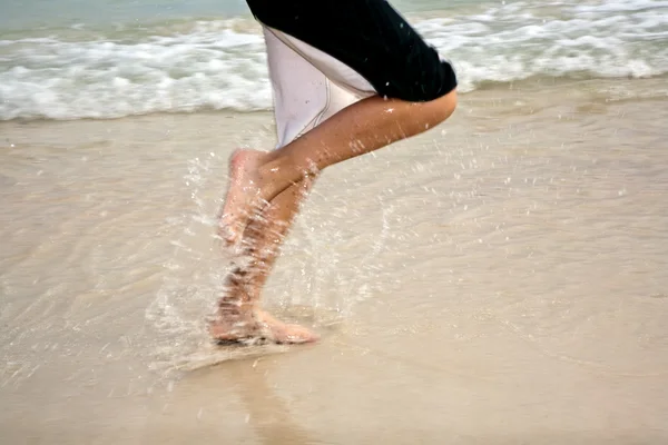 아름 다운 모래 해변에서 발 — 스톡 사진