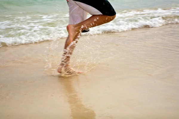 美しい砂浜に足 — ストック写真