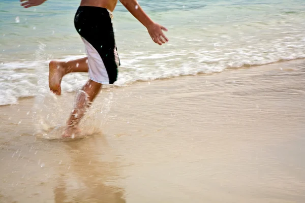 Nohy na krásné písečné pláži — Stock fotografie