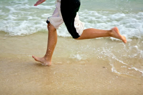 Ноги на красивому піщаному пляжі — стокове фото