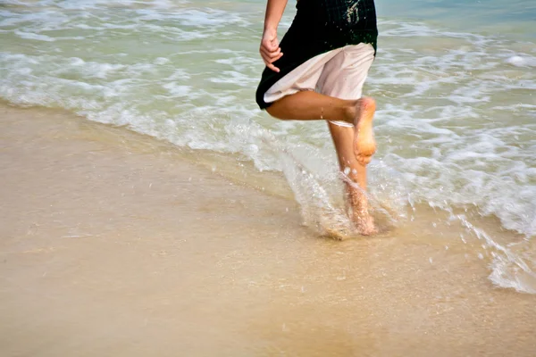 Ноги на прекрасном песчаном пляже — стоковое фото