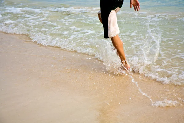 Füße am schönen Sandstrand — Stockfoto