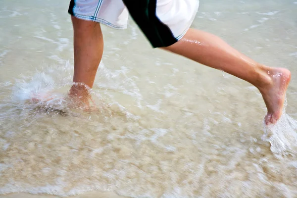 Ayakları üzerinde güzel kumlu plaj — Stok fotoğraf
