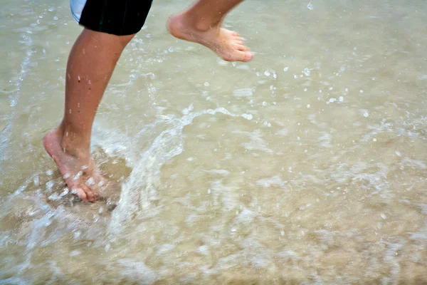 在美丽的海滨沙滩上的脚 — 图库照片