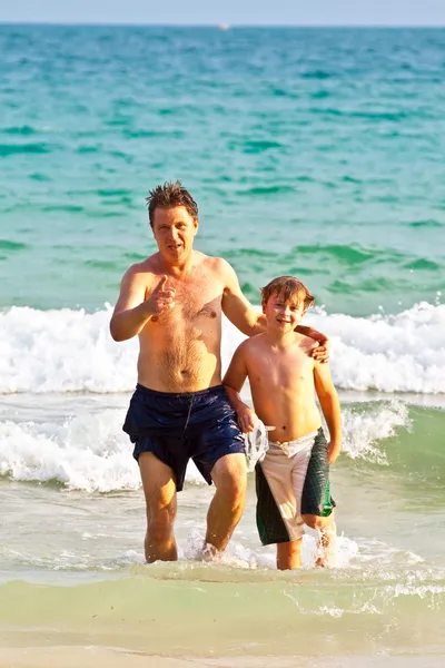 Ojciec i syn na przepięknej, piaszczystej plaży — Zdjęcie stockowe