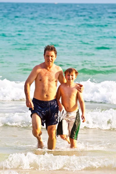 Πατέρας και γιος στην όμορφη αμμώδη παραλία — Φωτογραφία Αρχείου