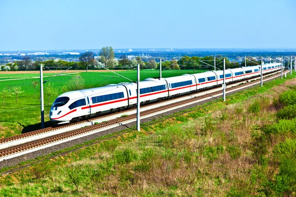 Высокоскоростной поезд на открытой местности — стоковое фото