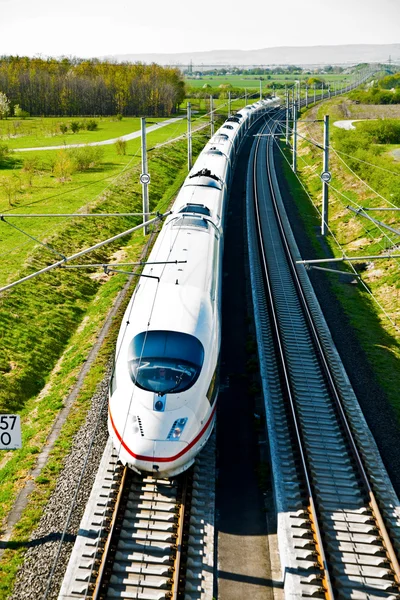 Высокоскоростной поезд на открытой местности — стоковое фото