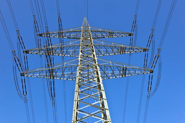 Wieża energii elektrycznej z błękitnego nieba — Zdjęcie stockowe