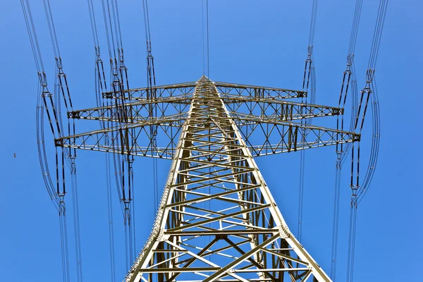 Elektriciteit toren met blauwe hemel — Stockfoto