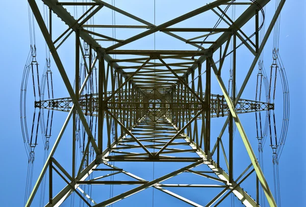 电力塔与蓝蓝的天空 — 图库照片