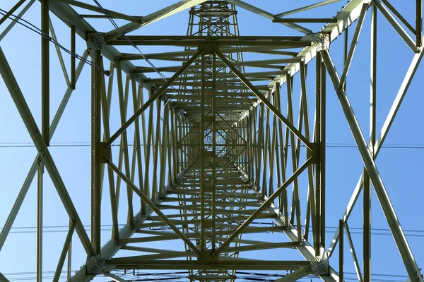 Πύργος της ηλεκτρικής ενέργειας, με το γαλάζιο του ουρανού — Φωτογραφία Αρχείου