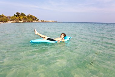 Çocuk deniz hava yatak sahiptir