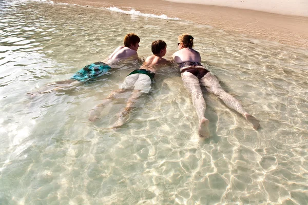 Family enjoys the clear water of the ocean — Stock Photo, Image