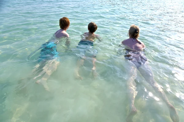 Семья наслаждается чистой водой океана — стоковое фото