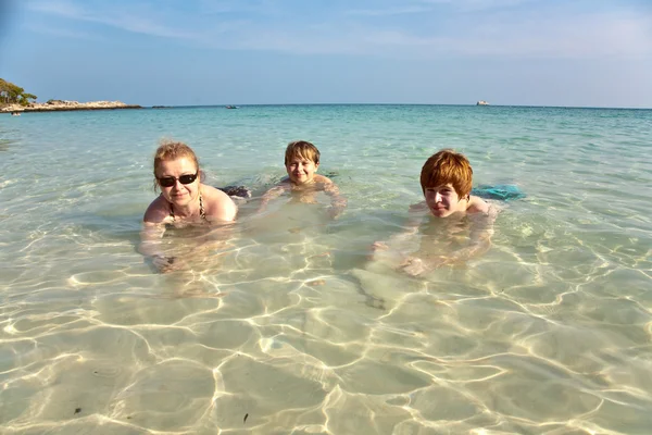 La famiglia si gode l'acqua limpida dell'oceano — Foto Stock
