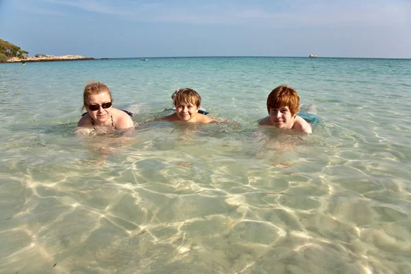 La famiglia si gode l'acqua limpida dell'oceano — Foto Stock