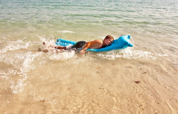 Junge genießt das kristallklare Wasser im Ozean — Stockfoto