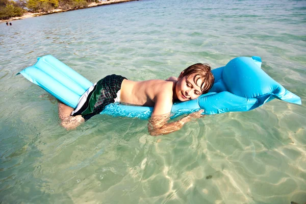 소년 즐기는 바다에 크리스탈 맑은 물 — 스톡 사진