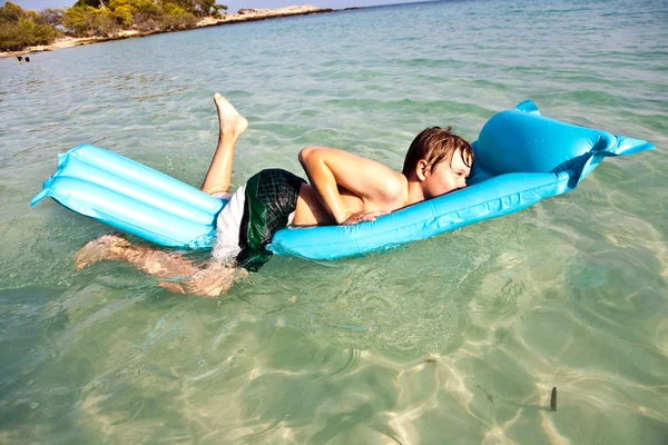 Chico disfruta del agua cristalina en el océano — Foto de Stock