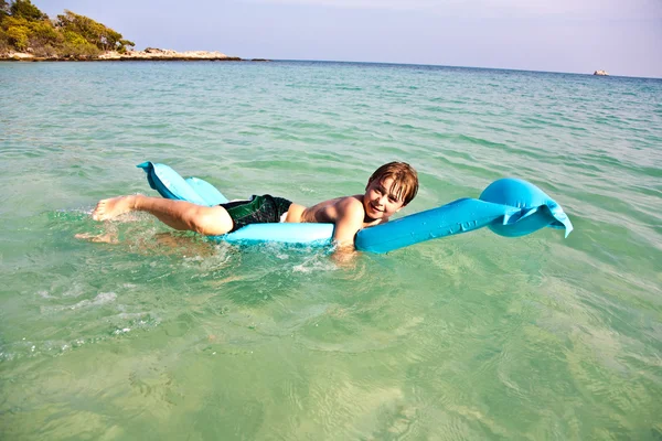 少年を楽しんで、海でクリスタルの澄んだ水 — ストック写真