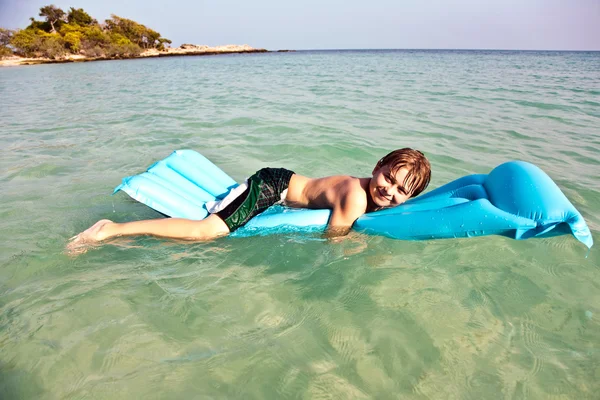 Pojken har cristal klart vatten i havet — Stockfoto