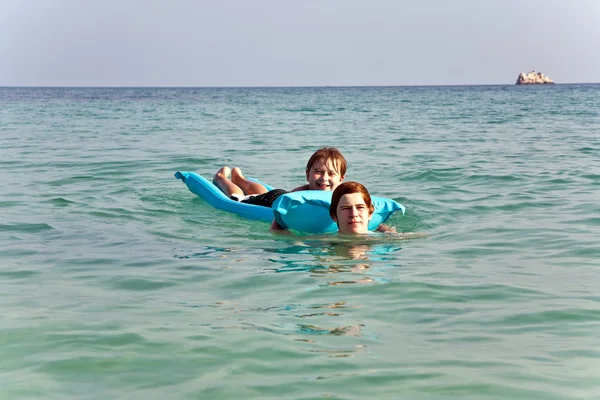 Bratři spolu veselo v křišťálově čistý oceán — Stock fotografie