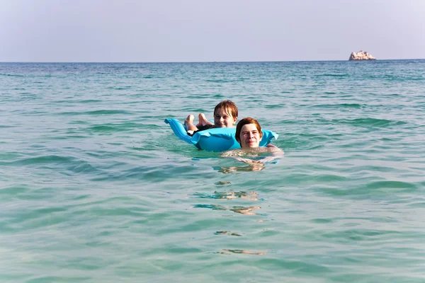 Bracia cieszyć się grać razem w krystalicznie czysty ocean — Zdjęcie stockowe