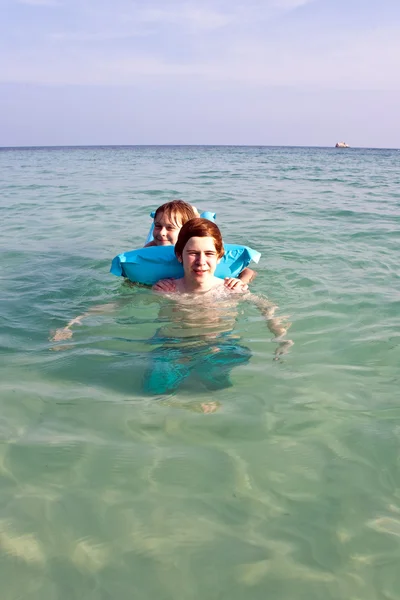 I fratelli si divertono a giocare insieme nell'oceano cristallino — Foto Stock