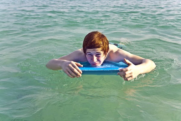 Хлопчик серфінг у морі — стокове фото