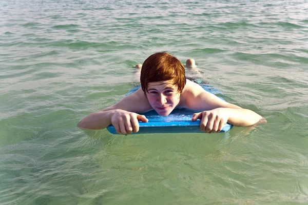 Junge surft im Meer — Stockfoto