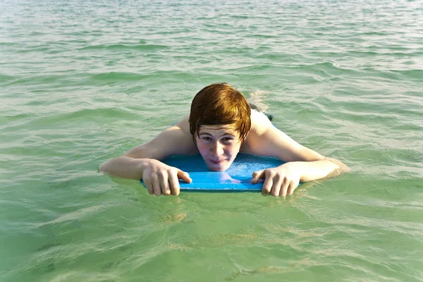 在海中冲浪的男孩 — 图库照片