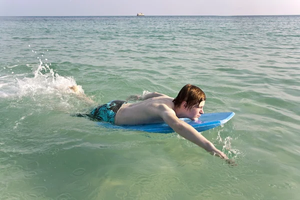 男孩喜欢在大海中冲浪 — 图库照片