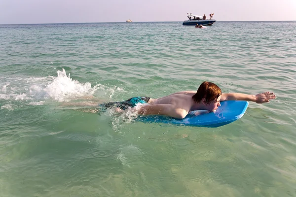 Menino gosta de surfar no oceano — Fotografia de Stock
