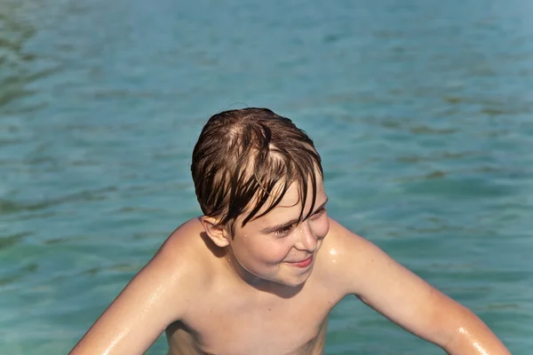 Pojken har cristal klart vatten i havet — Stockfoto