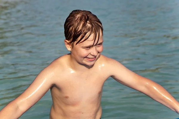 Αγόρι απολαμβάνει το cristal καθαρό νερό στον ωκεανό — Φωτογραφία Αρχείου