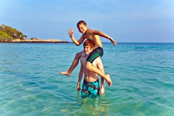美しい海で pickapack 一緒に遊ぶ兄弟 — ストック写真