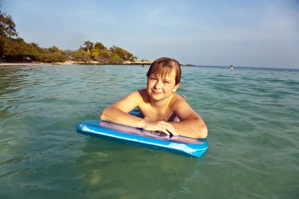 Αγόρι απολαμβάνει το καθαρό νερό του ωκεανού — Φωτογραφία Αρχείου