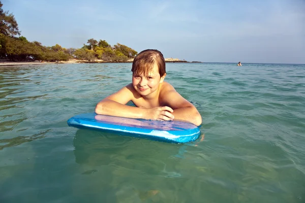 Chłopak cieszy się czystej wody oceanu — Zdjęcie stockowe