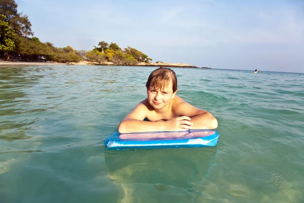 Junge genießt das klare Wasser des Ozeans — Stockfoto