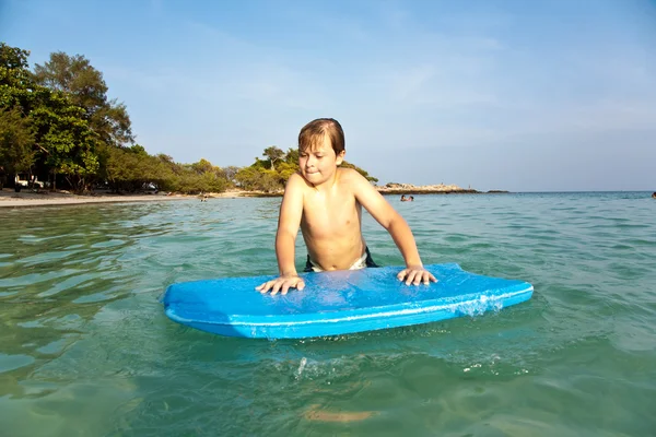 Boy enjoys the clear water of the ocean — Stock Photo, Image