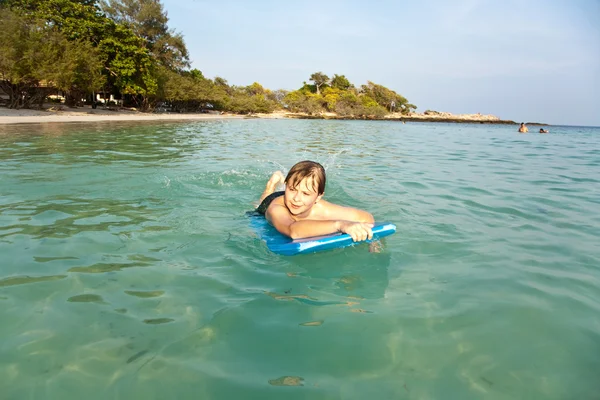 Rapaz desfruta da água limpa do oceano — Fotografia de Stock
