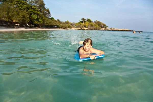 Хлопчик насолоджується чистою водою океану — стокове фото