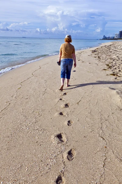 Γυναίκα περπατώντας κατά μήκος της παραλίας — Φωτογραφία Αρχείου