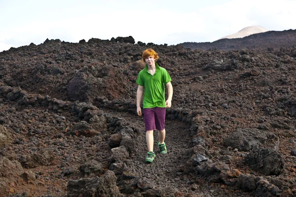 Fiú vulkanikus területen séta — Stock Fotó