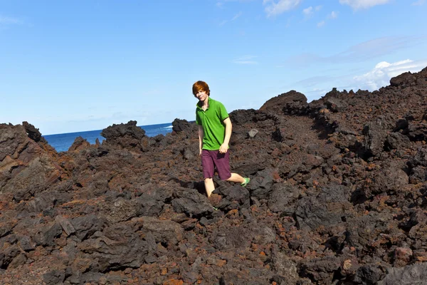 Pojken går i vulkaniska området — Stockfoto